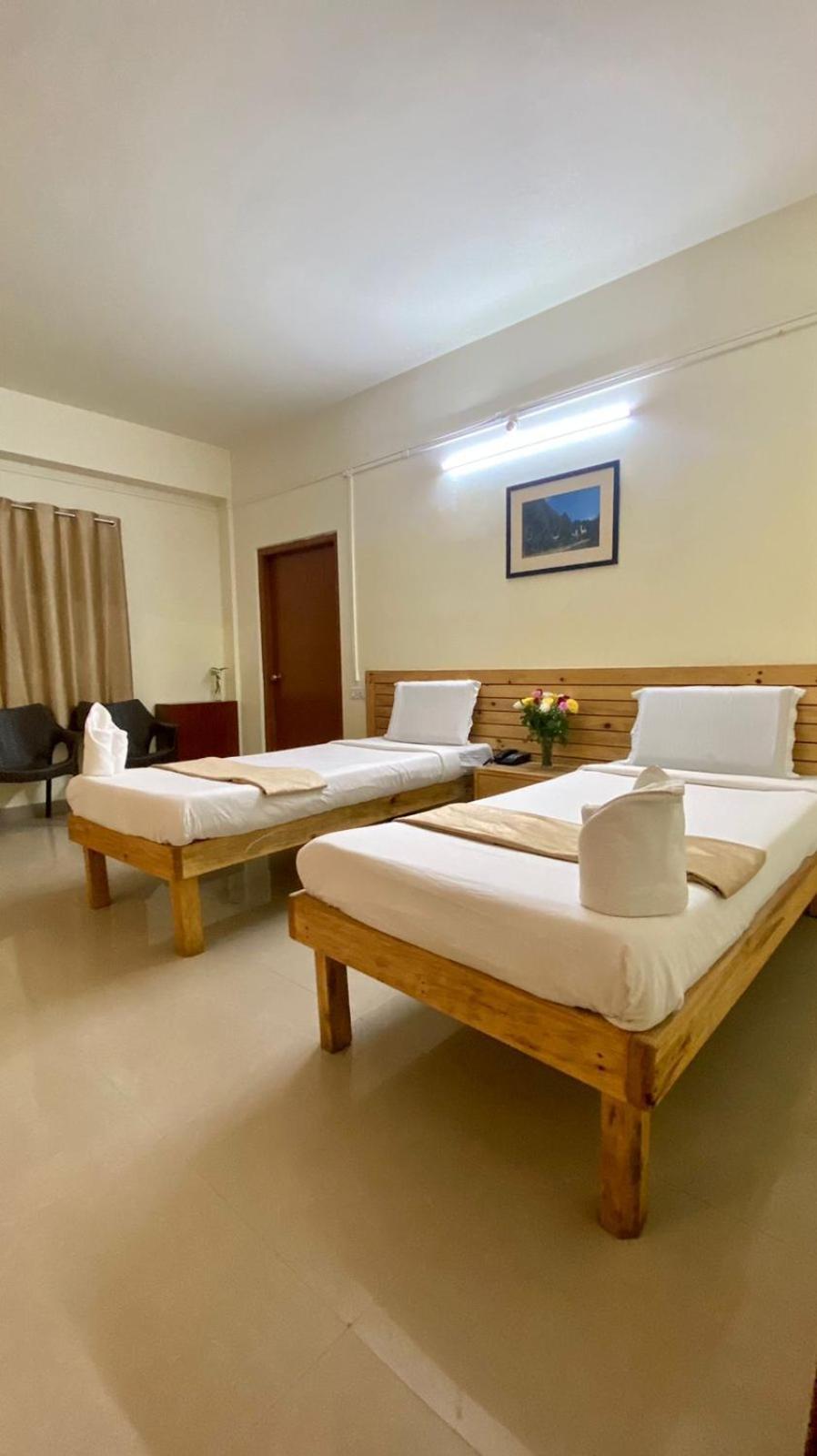 Hotel Travellers Inn Shillong Dış mekan fotoğraf