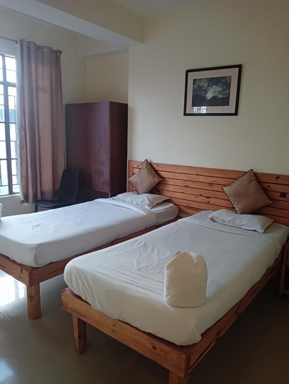 Hotel Travellers Inn Shillong Dış mekan fotoğraf