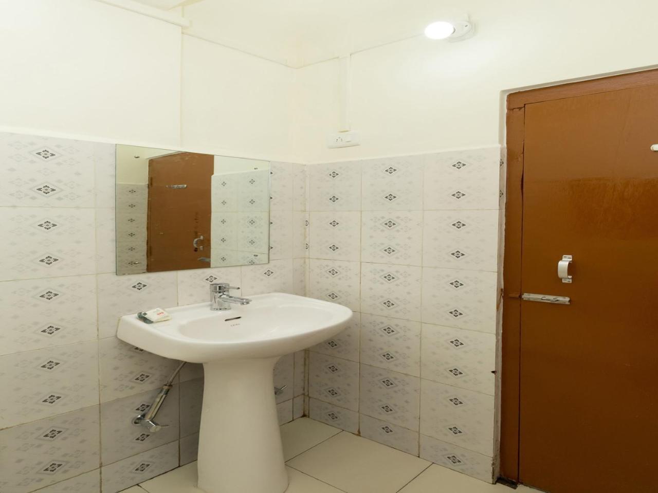 Hotel Travellers Inn Shillong Dış mekan fotoğraf