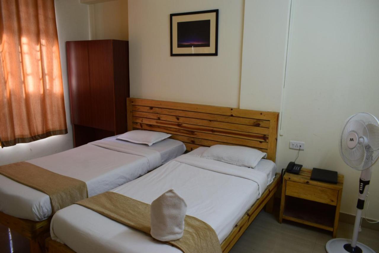 Hotel Travellers Inn Shillong Dış mekan fotoğraf